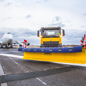 Údržba ploch na Letišti Praha, Foto: Letiště Praha