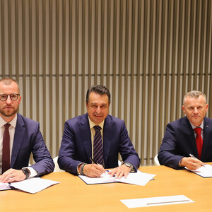 Memorandum podepsali Jakub Stárek, Jiří Pos a Jiří Kraus.